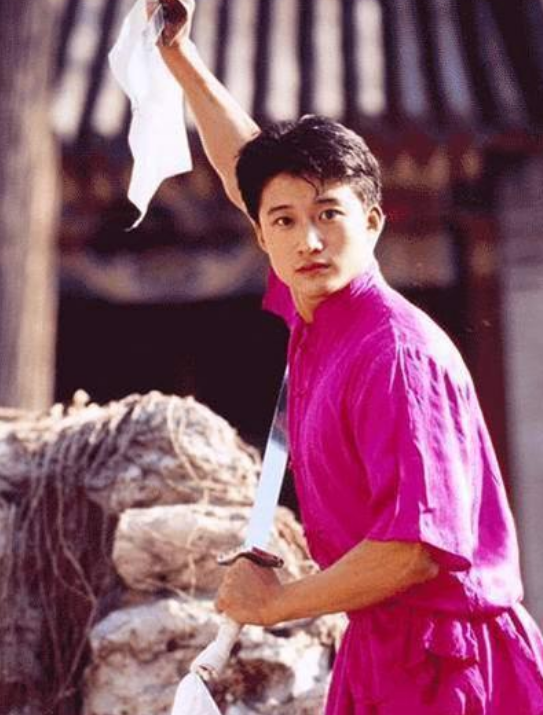 吴京|吴京醉酒与老丈人称兄道弟，谢楠差点崩溃，没想到就此定下了婚事