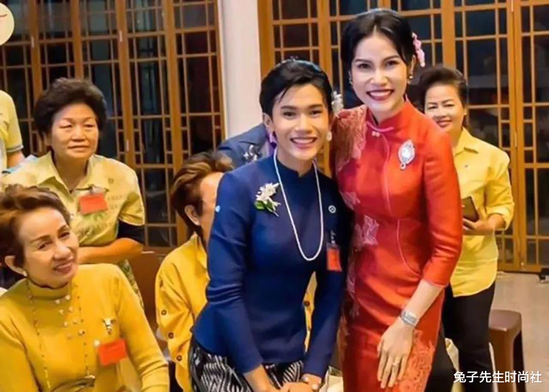 兔子先生时尚社 69岁泰王力捧后宫新人,授予侍女“中校”头衔,套路和封贵妃一样