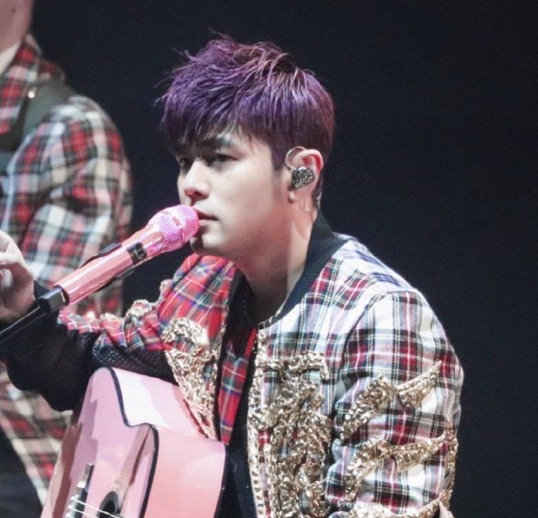 周杰伦|周杰伦带全家度假，陪儿子坐在豪宅看风景，昆凌贴心拍照画面温馨