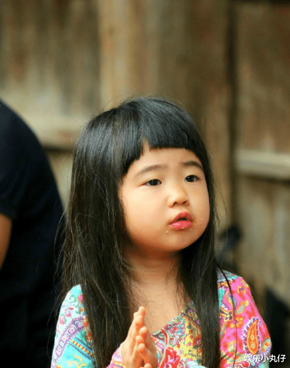 曹格|曹格晒11岁女儿近照，脚踩恨天高穿着成熟，网友：女大十八变