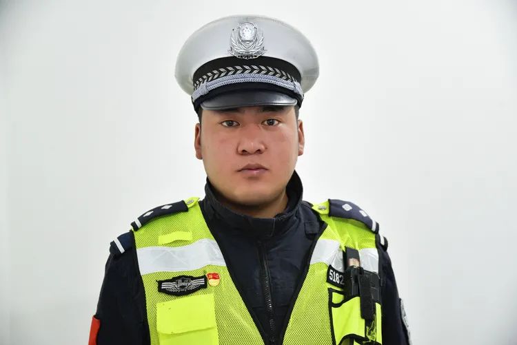 圣洁甘孜 德格两名交警冲进火海，及时转移了6个煤气罐