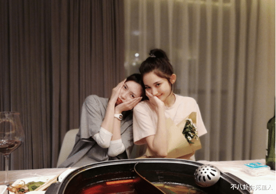 杨幂|只P自己、伸手遮脸、战术后缩,女星合照时的“心机”太多了