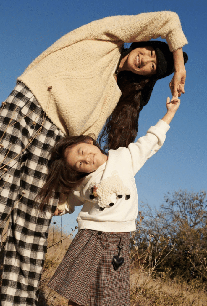 陈冠希|秦舒培晒温馨全家福，女儿亭亭玉立，陈冠希罕见穿西装颜值回春