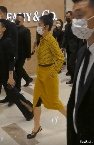 韩雪|48岁李冰冰晒健身照,大方展示身体优美曲线,黑色短上衣秀A4腰