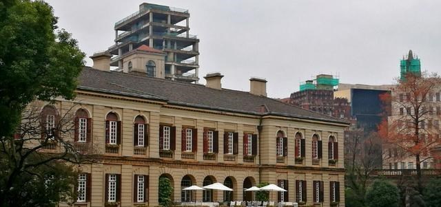 区彭丹 上海“委屈”大楼，门外竟有“保镖”把守，往来游客不敢入内