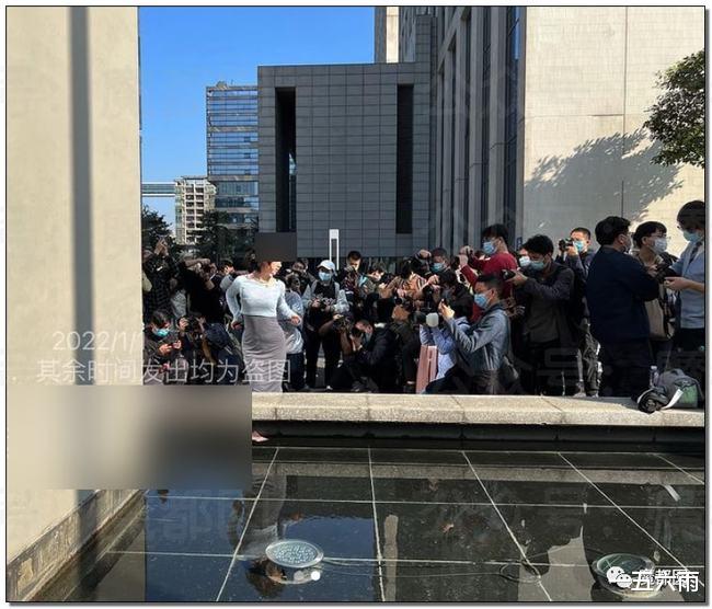 漫展|低俗！漫展女coser撲陌生男生身上扭動和吸手指引發熱議