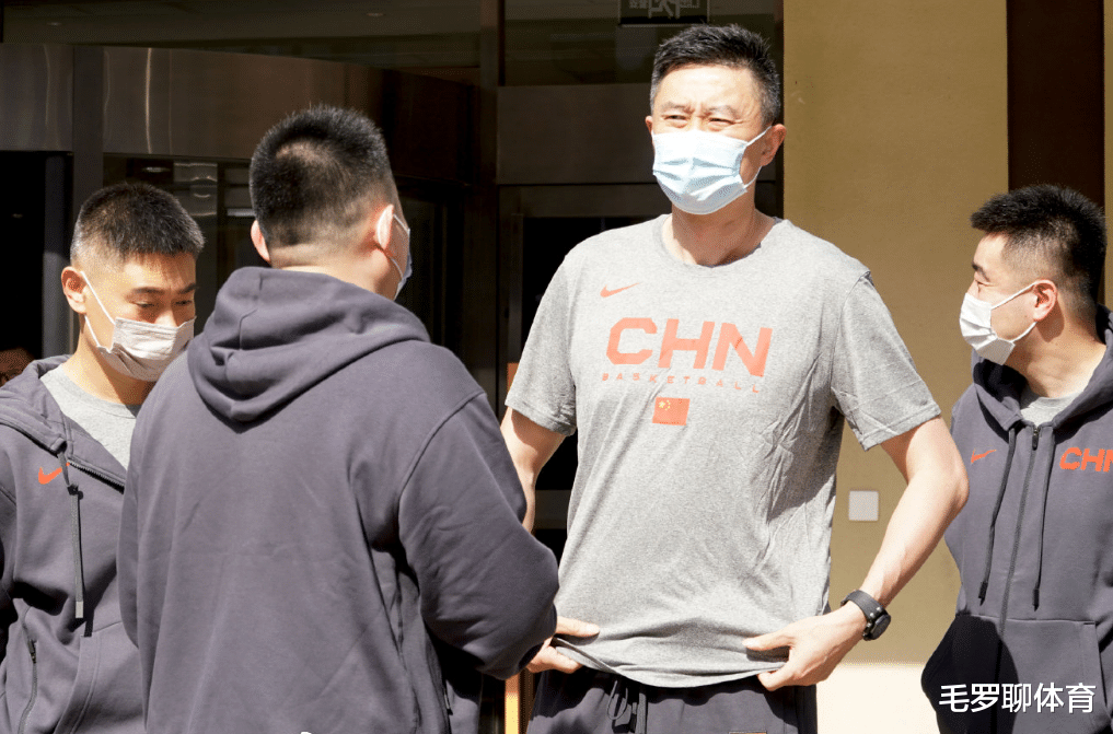 杜锋|杜锋姚明重拳出击！送男篮最后15人12个字，9大老将已经全被换掉