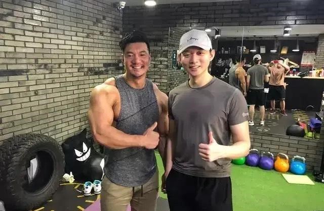 清浅微笑的我|霍尊秀苹果肌，健身照、打篮球照、素颜照曝光