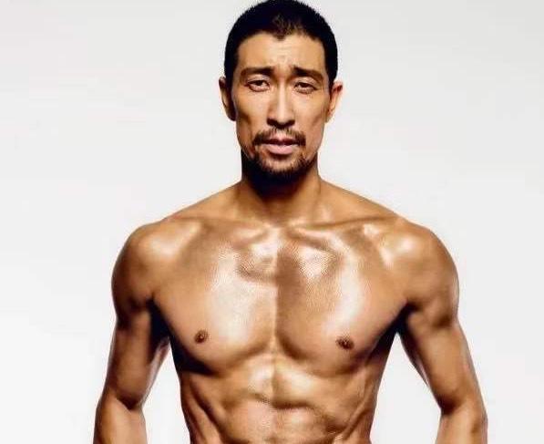 王千源|王千源，因演技太好忽略了他的一身肌肉，49岁身材依旧吊打小鲜肉