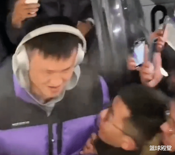 广东男篮|广东第一堂训练课结束，众球迷堵大巴！小胡挤怕了，周鹏无奈笑笑