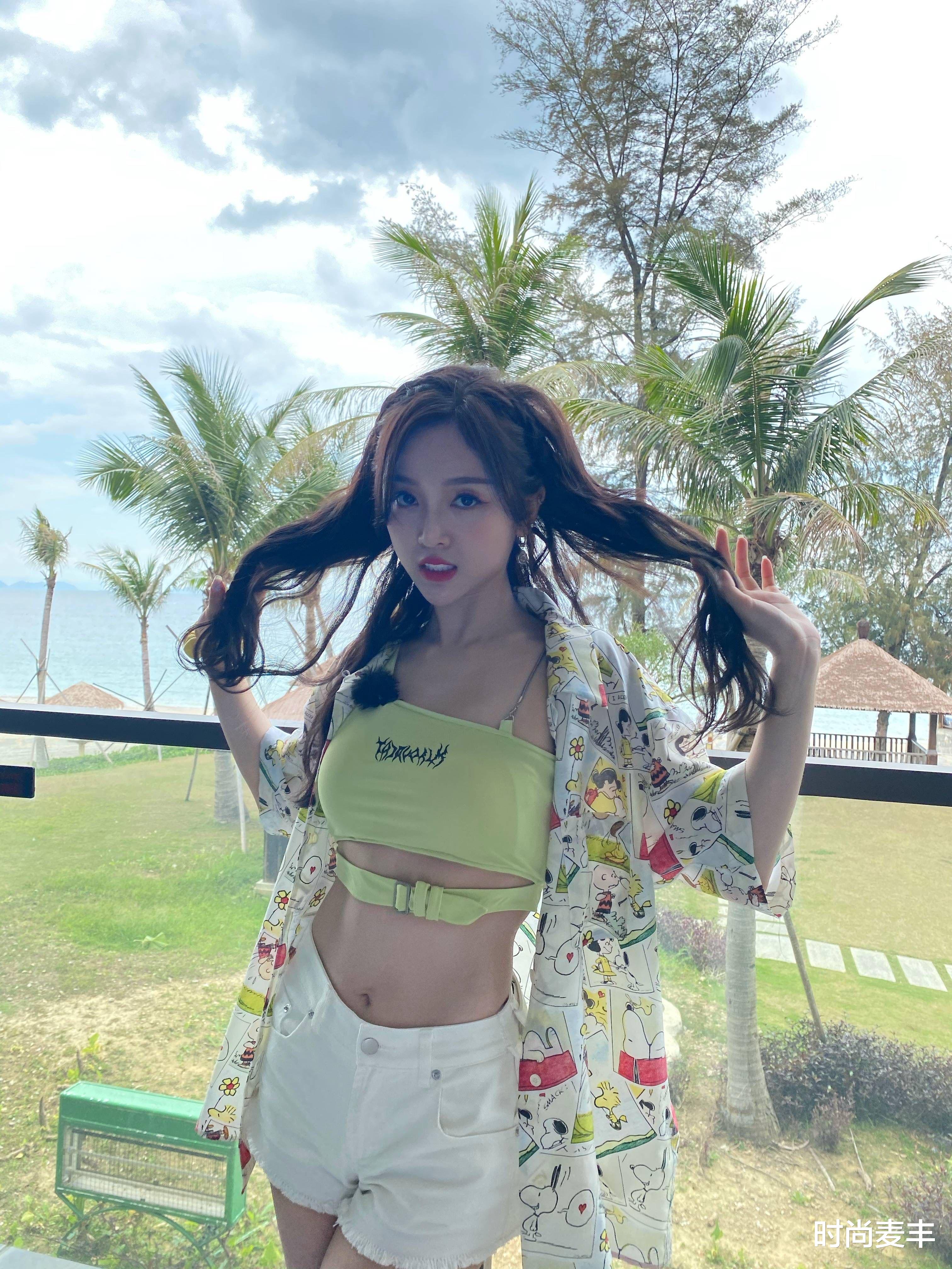 时尚麦丰|吴宣仪路透肤白貌美生图抗打 穿抹胸秀锁骨蛮腰，又甜又撩