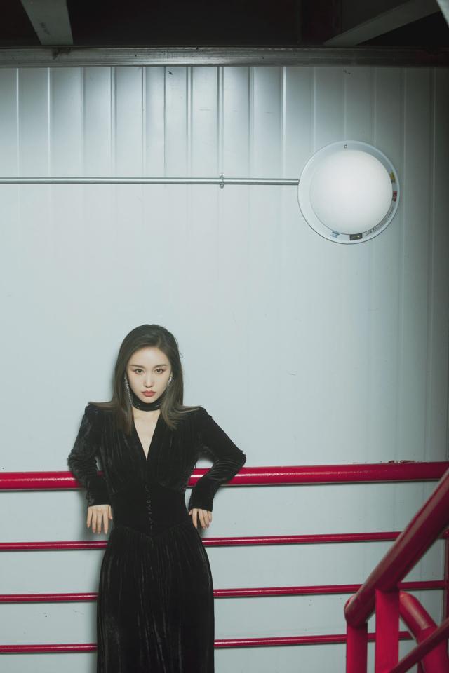 旗袍公馆 1米59又怎样？王子文穿黑色丝绒裙亮相，硬是凹出了女王气场