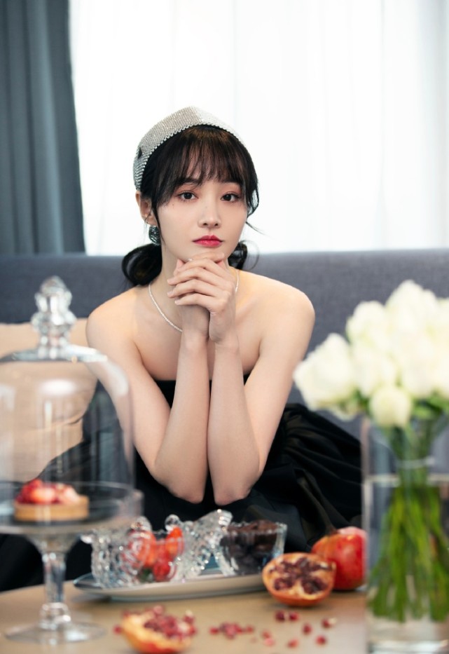 郑爽|郑爽在儿子出生前一天活动后台照曝光，愁容满面，女儿出生第4天起诉张恒