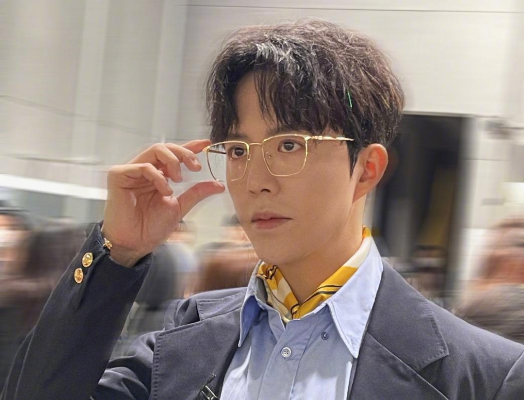 李云迪|李云迪被剽姐爆料：室内带着帽子口罩不开灯，二返开高价他都认不出