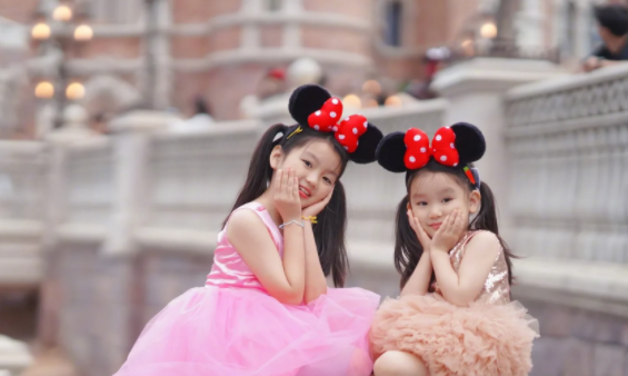 9歲阿拉蕾帶妹妹“出道”，穿公主裙戴同款迪士尼米老鼠發箍合影-圖4