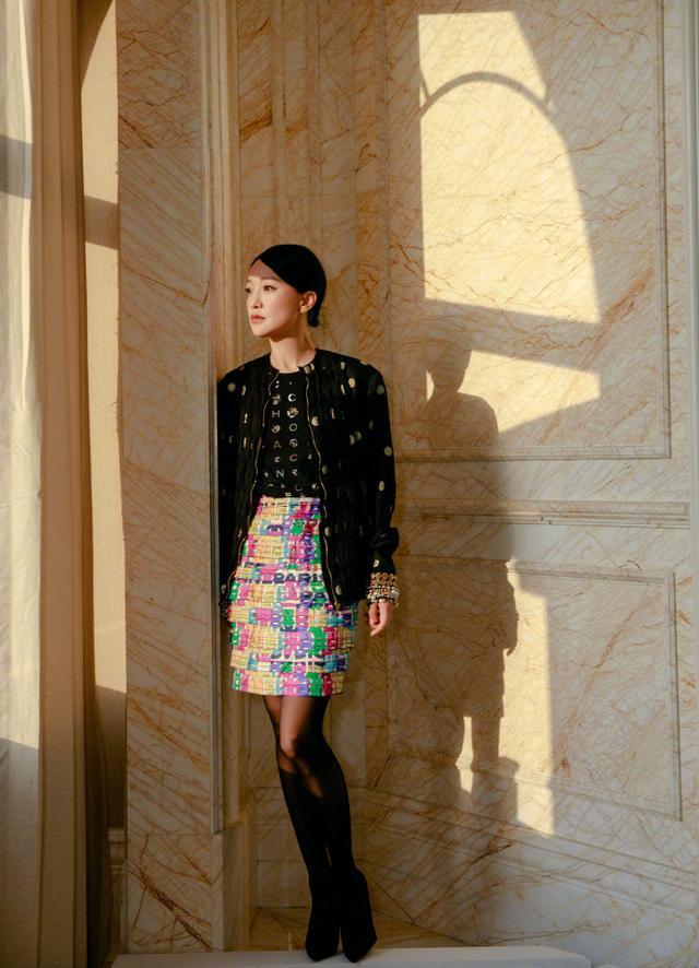 周迅|周迅对丝袜是不有执念？穿彩虹色包臀裙配黑丝，时髦不输年轻小花