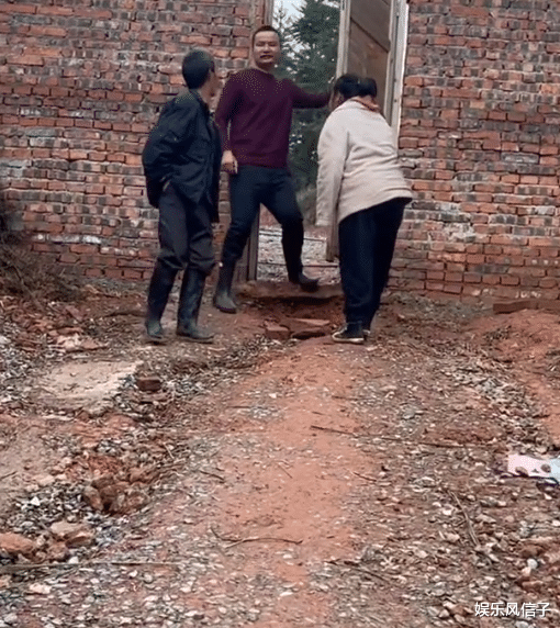 |牛爱芳被粉丝“教育”，真人衣服干净没破洞，表情一脸不耐烦