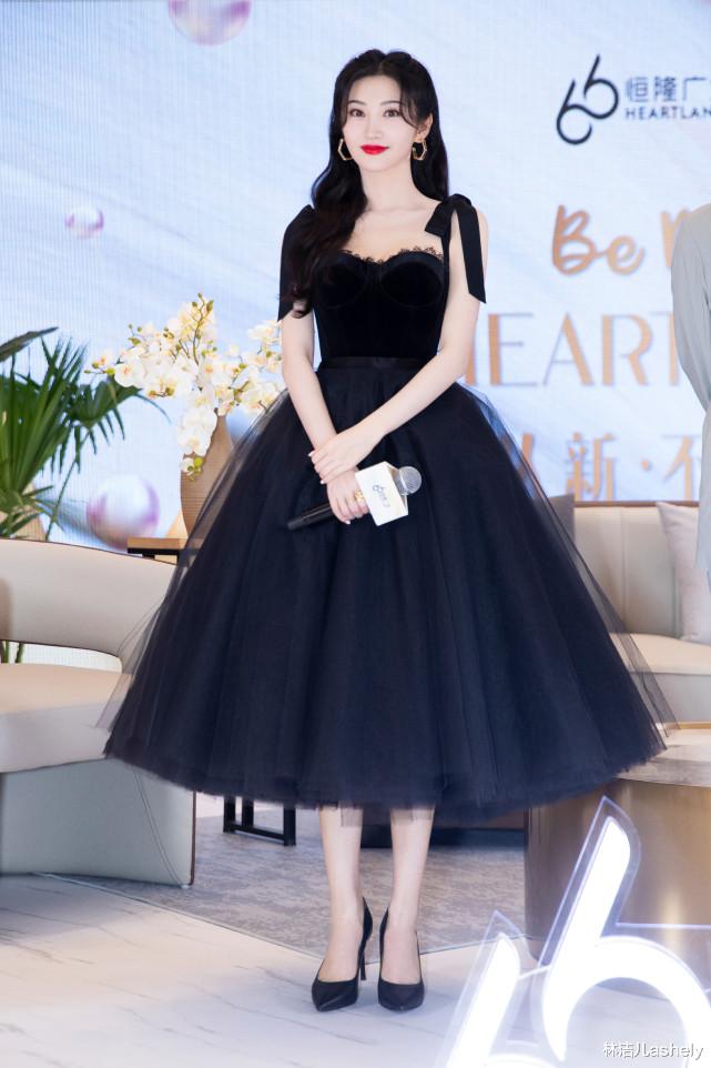 小姐姐 景甜皮肤好到连毛孔都没有？还不是她这一步做得好，毛孔瞬间隐形