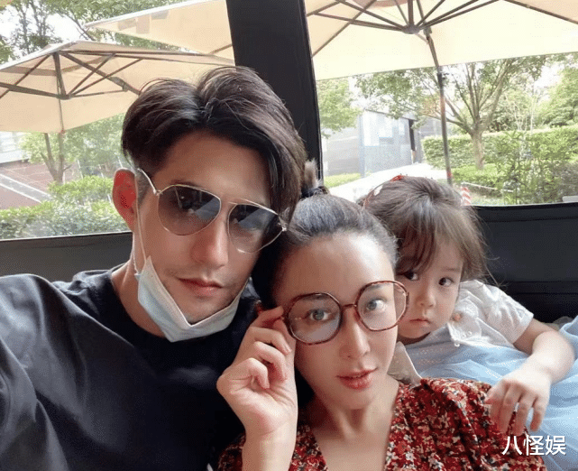 |严屹宽带妻女出游迎中秋，3岁肉肉变长腿小女神，一家人超幸福