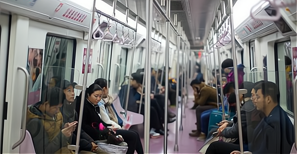 西安地铁 好人难做！西安地铁“救助女孩”被质疑造假：为什么大家不信呢？