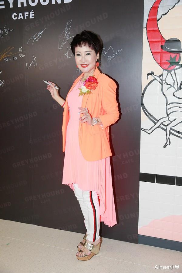 穿衣搭配|狄波拉快70岁仍不服老，穿蕾丝戴发带，硬是给自己凹出了少女感