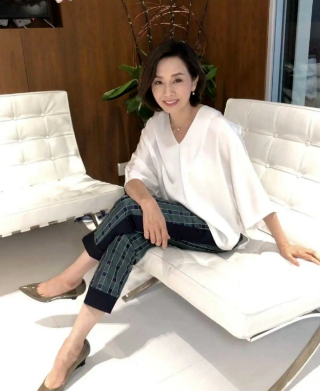 美人哒|61岁毛舜筠才是不老女神,白T恤配牛仔裤,简简单单穿出青春活力