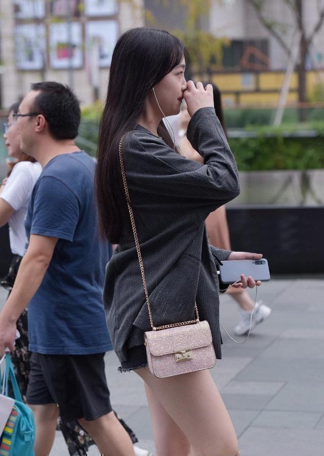 宝贝你别闹|微凉秋日的气质穿搭，简单的小西装外套搭配牛仔裤，大方又显身材