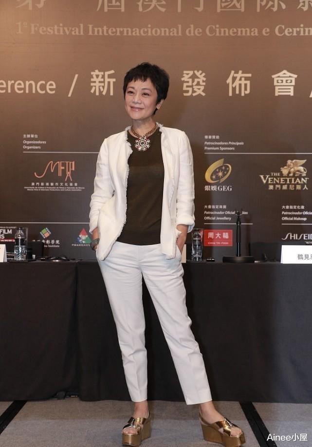 Ainee小屋 张艾嘉不被年龄限制，深蓝色背心裙显白皙肌肤，皮草穿一半挺大气