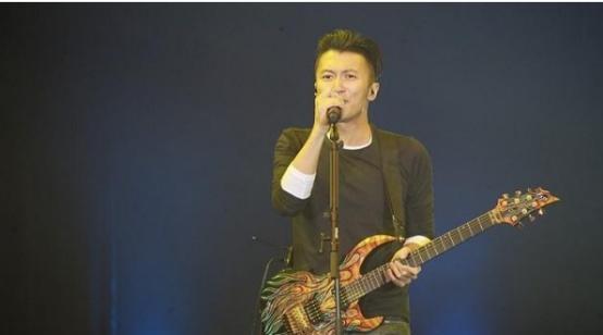 谢霆锋|谢霆锋高调晒全家福，身边两个重要女人同框出现，疑暗示新家庭