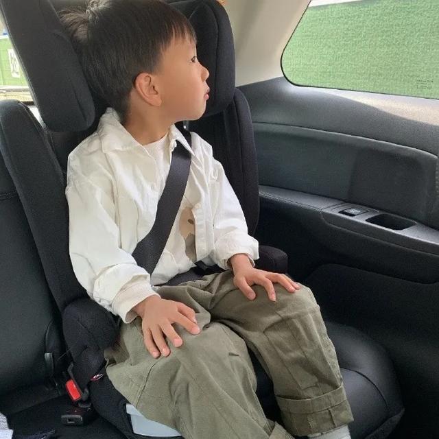 年糕|儿童安全座椅纳入立法：关键时刻能救命，很多家庭却嫌它占地方