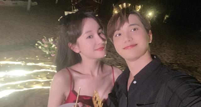 求婚|恭喜！33岁男星官宣求婚成功，与女友当众甜蜜热吻，去年公开恋情