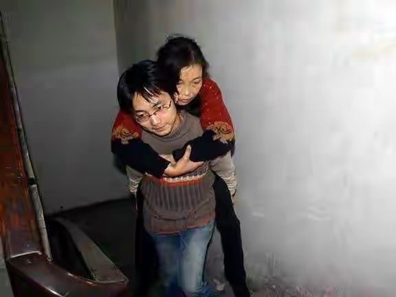 美丽|曾“背母上学”的刘霆,十年后变性成美女,参加选美比赛成功获奖