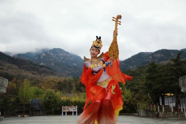 齐鲁资讯站 清明假期第一天,蒙山飞天舞、大环舞、扭蛋机轮番上演,精彩不容错过!