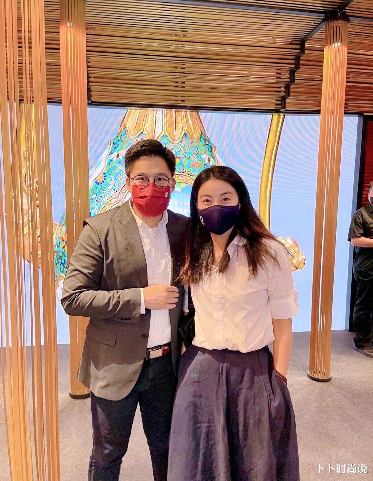 王力宏|郭晶晶“变了”，一改作风穿斜肩紧身裙秀好身材，气质高雅显大气