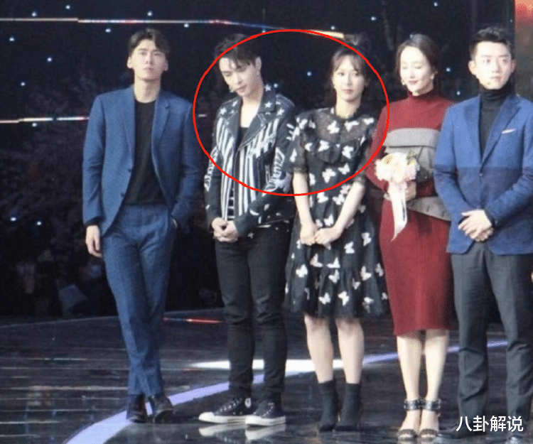 杨紫|张艺兴与杨紫录节目不避嫌，同种一棵树不算什么，还穿同款睡裤