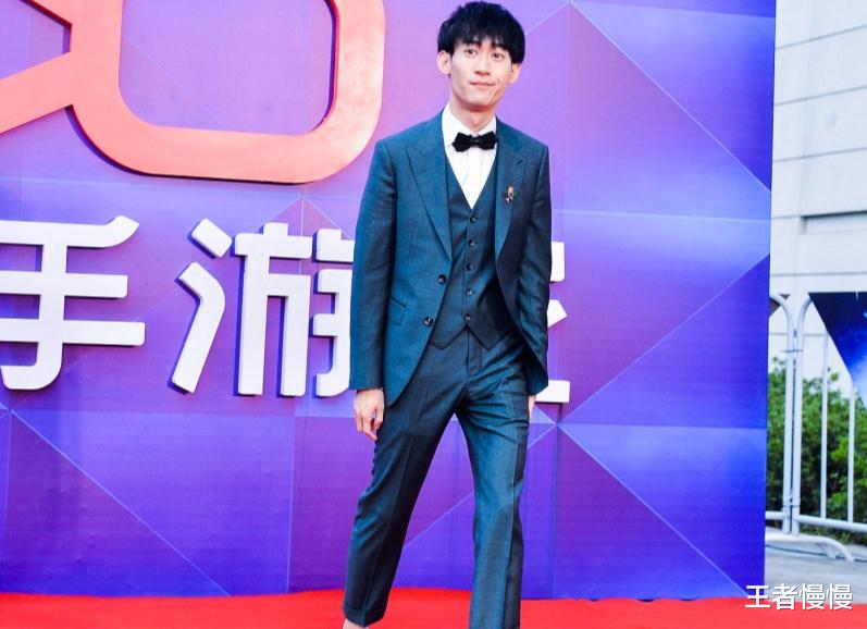 王者荣耀|主播卷卷身着白裙走红毯,五官清纯堪比“明星”,比辣辣还好看