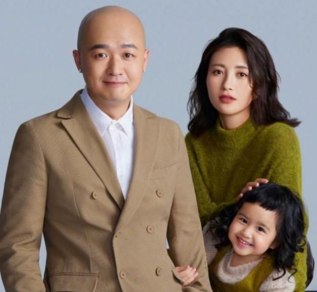 包文婧|包文婧直播带货引热议?卖力带货销量一般,网友喊话向柳岩道歉