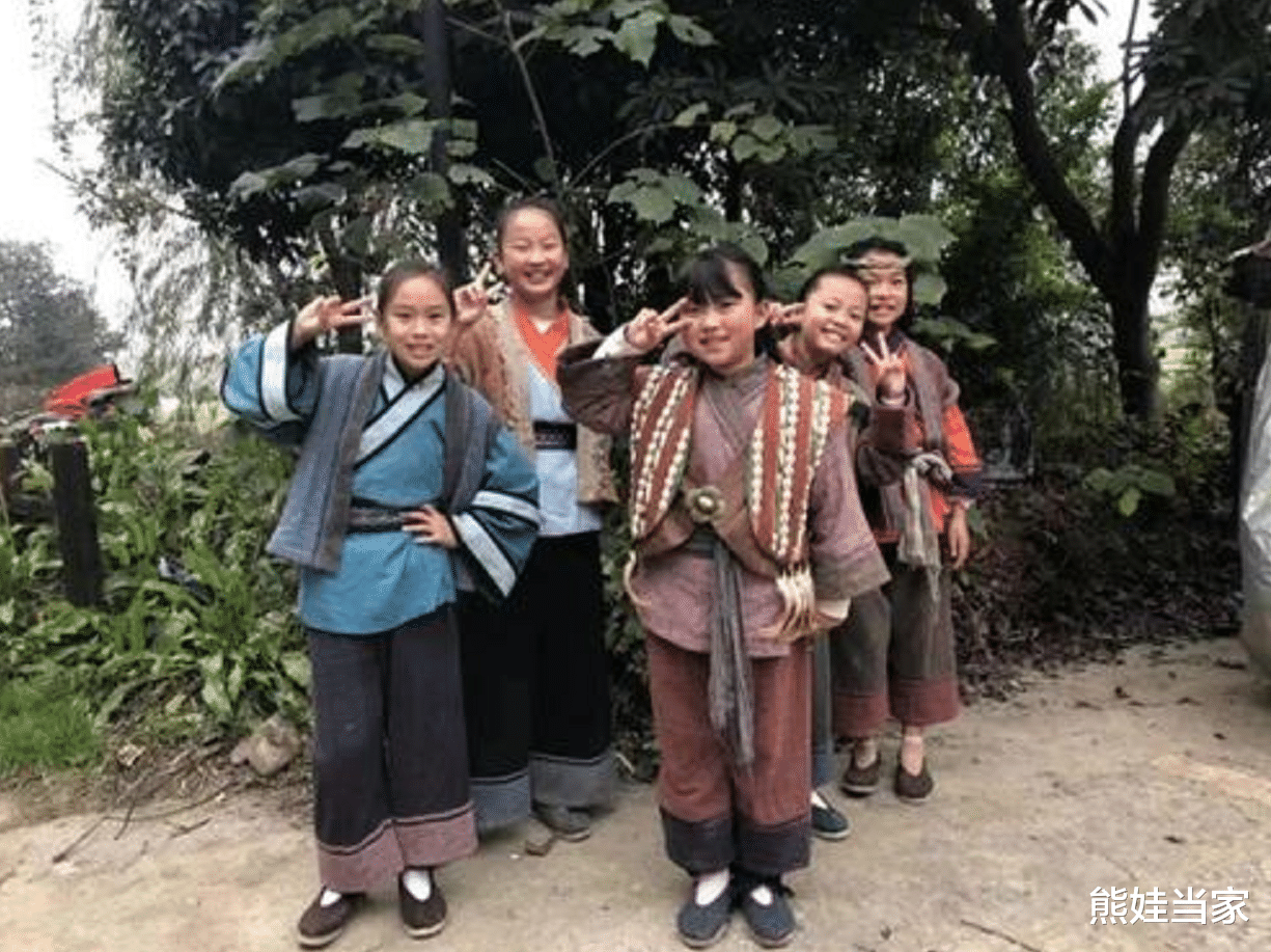 童星|两位“童星”，一个“发育过猛”一个“禁欲系女神”，你更喜欢谁