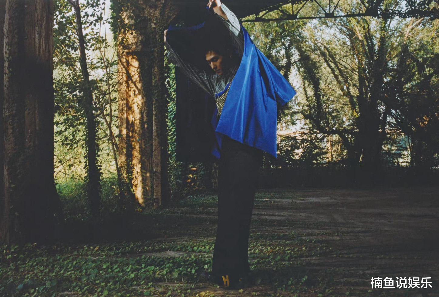 杨洋|杨洋每一次出场都很惊艳！拍荒野写真帅气十足，回眸瞬间好心动