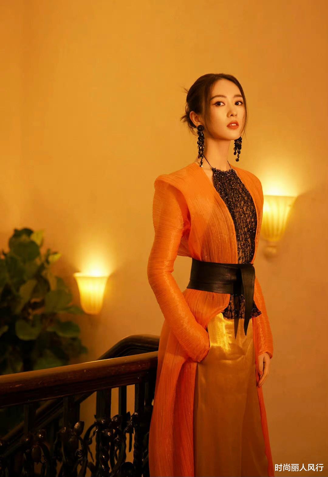 时尚丽人风行 众星助阵阿玛尼大秀！童瑶造型封神成最大赢家，靠妆容直接换脸