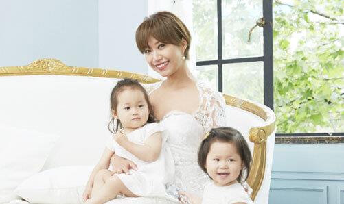 西红柿妈谈育|双胞胎姐妹出生15分钟，妹妹对姐姐这个动作，把在场很多人感动了