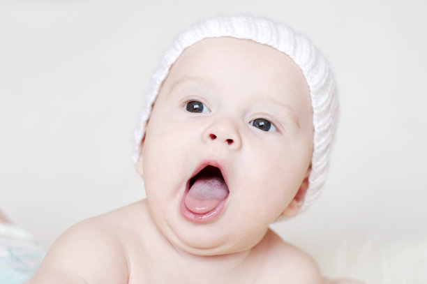 爱心一家|对于正在长乳牙的宝宝，应该如何进行护理