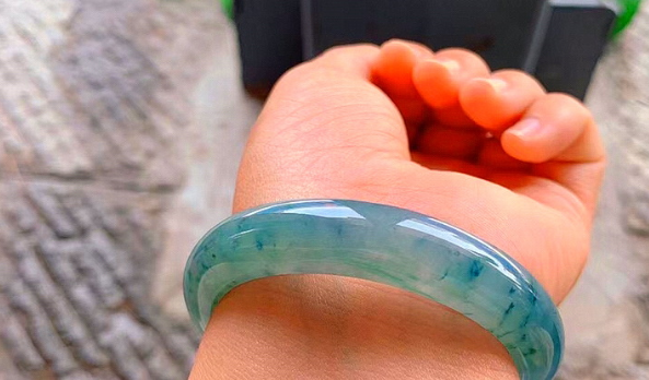 翡翠|翡翠行业中有很多说法，还有一种完全是无稽之谈，棉真的会化开吗