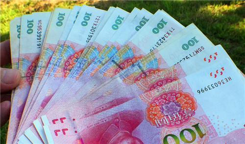 郑州一清洁员捡23万玉镯,失主给2万报酬,却要求公司开除清洁员