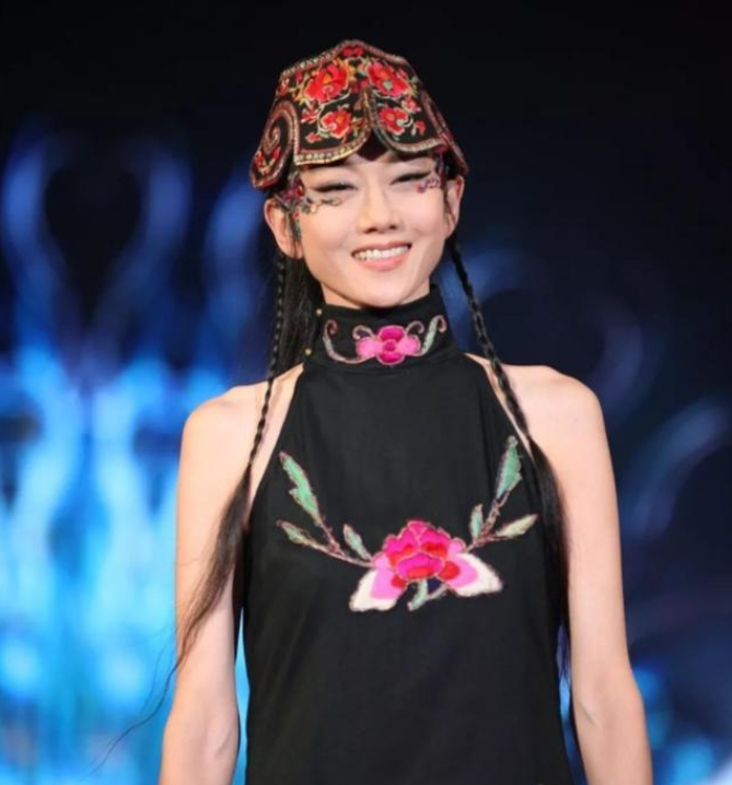 杨丽萍|61岁杨丽萍的晚年生活，变成现实版“老佛爷”，生活靠男助理伺候