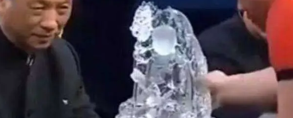 古董 女子带家里菩萨像鉴宝，关灯后用光一照，专家：无需鉴定了