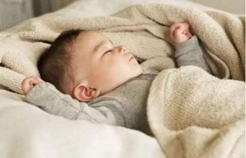 全能辣妈plus|天气渐凉，孩子睡觉时注意“3不睡”，让娃舒适少生病