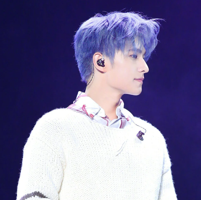 杨洋|杨洋的造型也太好看了吧，一头蓝色的头发，真的很适合他