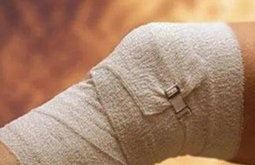 医学小栈|77岁老汉摔倒住院，查出滑膜炎，医生：双脚早有预示，是他没在意