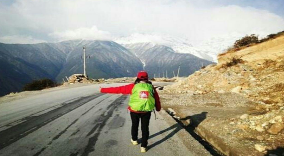 穷游 川藏线上的“穷游女”，高举“求RB”，偶遇的司机知道吗？